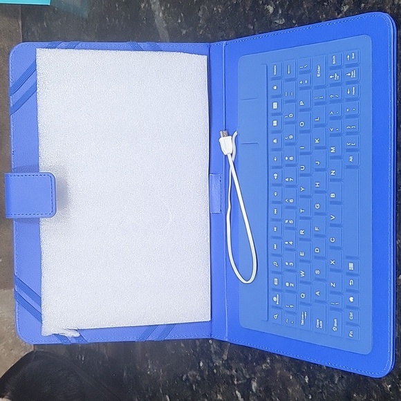 Polaroid Blue 9" - 10" Universal Keyboard Folio Stand w/Micro USB connectivity - Picture 5 of 10